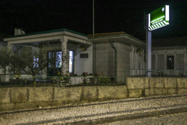 Le poste de police de la Guarda Nacional Republicana (GNR) portugaise, où un Français soupçonné de double homicide et d'enlèvement est détenu après son arrestation, le 25 mars 2026 à Mêda, dans le nord-est du Portugal ( AFP / PATRICIA DE MELO MOREIRA )
