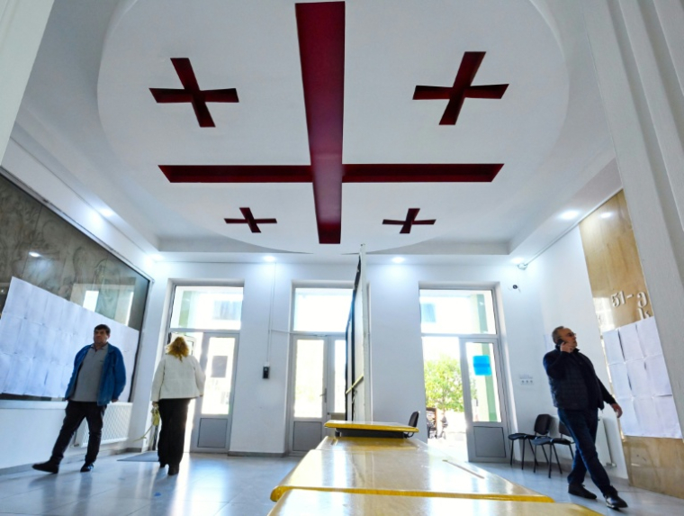 Des électeurs votent aux élections locales à Tbilissi, le 4 octobre 2025 en Géorgie ( AFP / Vano SHLAMOV )