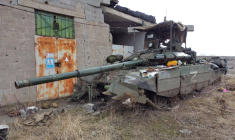 Un tank russe détruit non loin de Marioupol en mars 2022 (ministère de l'intérieur d'Ukraine)