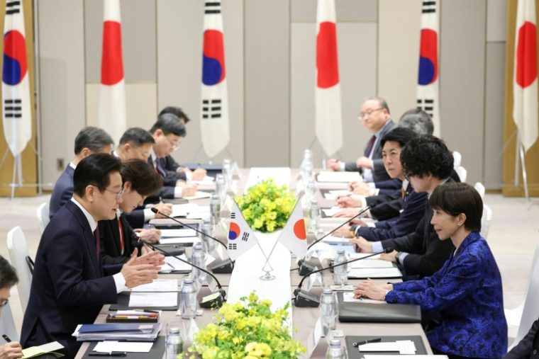 La Première ministre japonaise Sanae Takaichi (d au premier plan) et le président sud-coréen Lee Jae Myung (g) lors d'une rencontre à Nara, le 13 janvier 2026 au Japon ( POOL / Issei Kato )