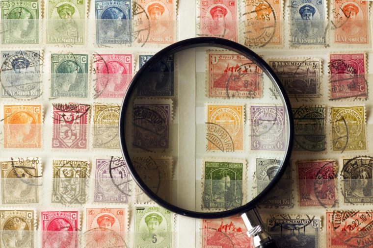 Jusque dans les années 1980, les collections de timbres s’appréciaient de 5 à 10% par an en moyenne. Depuis, elles ont perdu énormément de leur valeur. Plusieurs facteurs ont contribué au déclin du timbre de collection en tant que placement. ( crédit photo : Getty Images )