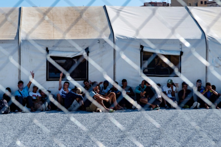 Des migrants dans un camp temporaire dressé à Ceuta par les autorités espagnoles, le 13 septembre 2026 ( AFP / Antonio Sempere )