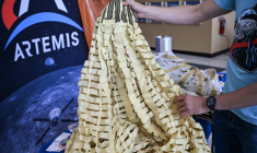 Jared Daum, ingénieur aérospatial de la Nasa, présente le système de parachutes du vaisseau spatial Orion le 9 avril 2026 au Centre spatial Johnson à Houston, au Texas ( AFP / RONALDO SCHEMIDT )