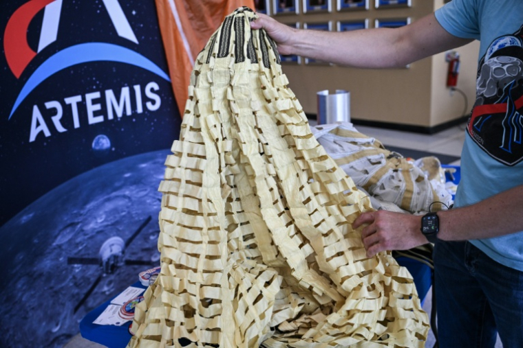 Jared Daum, ingénieur aérospatial de la Nasa, présente le système de parachutes du vaisseau spatial Orion le 9 avril 2026 au Centre spatial Johnson à Houston, au Texas ( AFP / RONALDO SCHEMIDT )
