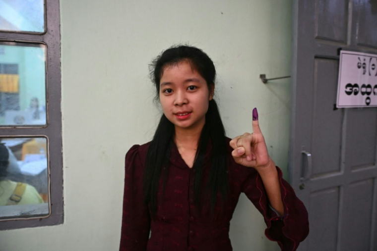 Une électrice montre son doigt encré après avoir voté dans un bureau de vote à Rangoun, en Birmanie, le 25 janvier 2026 ( AFP / Sai Aung MAIN )