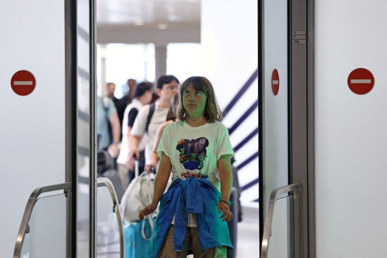 La militante suédoise Greta Thunberg arrive à l'aéroport de Paris