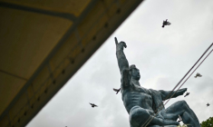 Des colombes volent au-dessus de la statue de la paix, à Nagasaki le 9 août 2025, jour du 80e anniversaire du bombardement atomique de la ville ( AFP / Philip FONG )
