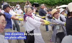 Au Japon, 4.000 personnes tirent un château à la force de leurs bras