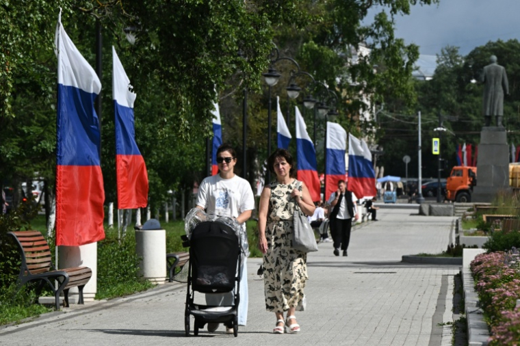 Des femmes se promènent avec une poussette dans Vologda, le 14 juillet 2026 ( AFP / Igor IVANKO )