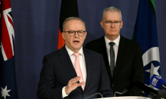 Le Premier ministre australien Anthony Albanese (G) s'exprime à propos de la commission royale fédérale sur l'attentat perpétré il y a cinq mois contre une fête juive sur la plage de Bondi, le 30 avril 2026 à Sydney ( AFP / Saeed KHAN )