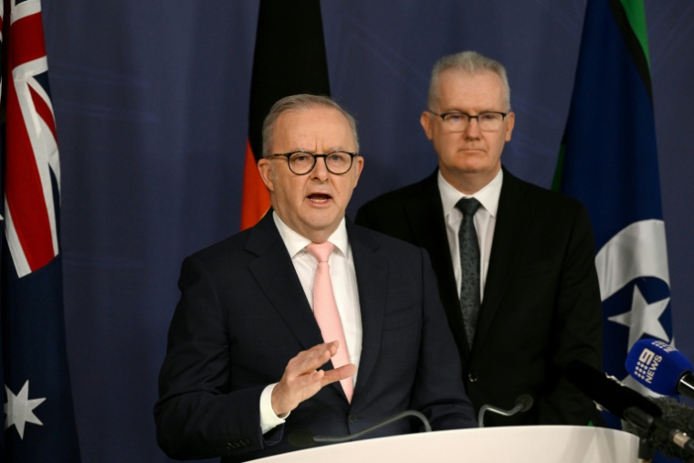 Le Premier ministre australien Anthony Albanese (G) s'exprime à propos de la commission royale fédérale sur l'attentat perpétré il y a cinq mois contre une fête juive sur la plage de Bondi, le 30 avril 2026 à Sydney ( AFP / Saeed KHAN )