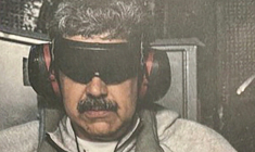 Cette image publiée sur le compte Truth Social du président américain Donald Trump le 3 janvier 2026 montre ce que le président Trump affirme être le président vénézuélien Nicolás Maduro à bord de l’USS Iwo Jima après que l’armée américaine l’a capturé le 3 janvier 2026 ( US President Donald Trump's TRUTH Social account / HANDOUT )