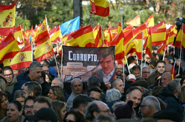 Un portrait du Premier ministre espagnol Pedro Sanchez lors d'une manifestation organisée par le Parti populaire (PP) contre la corruption, le 30 novembre 2025 à Madrid ( AFP / Javier SORIANO )