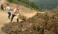 Des habitants réalisent des travaux de déboisement en prévision d'un possible arrivée du feu provenant de l'incendie du parc national des Picos de Europa, dans la ville de Riano, en Castille-et-León, en Espagne, le 18 août 2025 ( AFP / CESAR MANSO )