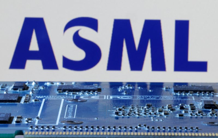 Une illustration montre le logo d'ASML