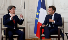 Le président français Emmanuel Macron s'entretient avec Vincent Yang, PDG de ProLogium