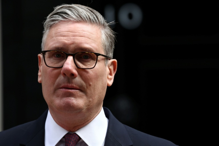 Le Premier ministre Keir Starmer lors de l'annonce de sa démission devant Downing Street, à Londres, le 22 juin 2026 ( AFP / HENRY NICHOLLS )