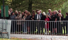 Le roi Haakon VIII de Norvège arrive à une messe en hommage au roi Harald V