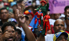 Des partisans du président vénézuélien déchu Nicolas Maduro manifestent à Caracas pour sa libération, le 5 janvier 2026 ( AFP / Juan BARRETO )