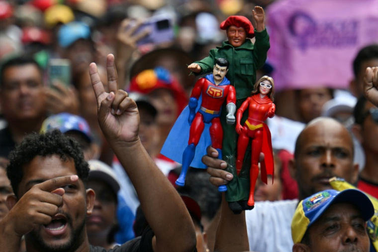 Des partisans du président vénézuélien déchu Nicolas Maduro manifestent à Caracas pour sa libération, le 5 janvier 2026 ( AFP / Juan BARRETO )