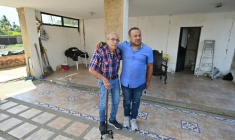 L'ingénieur Elias Chayeb (à g.) et son fils, l'ingénieur Elias Eduardo Chayeb, posent pour une photo à Catia La Mar, dans l'Etat de La Guaira (Venezuela), le 6 juillet 2026. Au milieu d'un pâté d'immeubles réduit à l'état de ruines, un modeste bâtiment de trois étages qu'ils ont contribué à construire est toujours debout. Elias Chayeb a fondu en larmes en constatant qu'il avait résisté au double séisme qui a fait plus de 3.500 morts au Venezuela. ( AFP / Juan BARRETO )