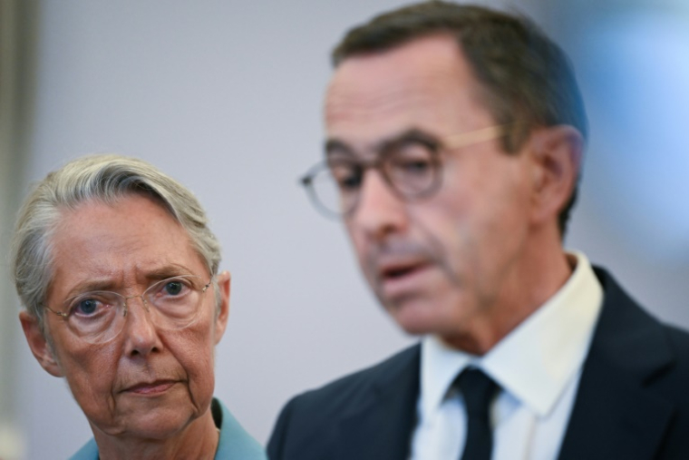 La ministre de l'Education Elisabeth Borne regarde le ministre de l'Intérieur Bruno Retailleau s'adresser aux journalistes après une réunion interministérielle sur la canicule, au ministère de l'Intérieur, Place Beauvau, à Paris, le 29 juin 2025 ( AFP / Julie SEBADELHA )