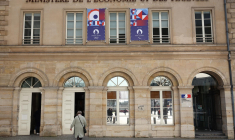 Le problème de la dette "ne vient pas de la hausse des dépenses publiques, qui sont stables", mais "des cadeaux fiscaux aux milliardaires et aux multinationales" explique à l'AFP Youlie Yamamoto, porte-parole de l'association Attac. ( AFP / EMMANUEL DUNAND )