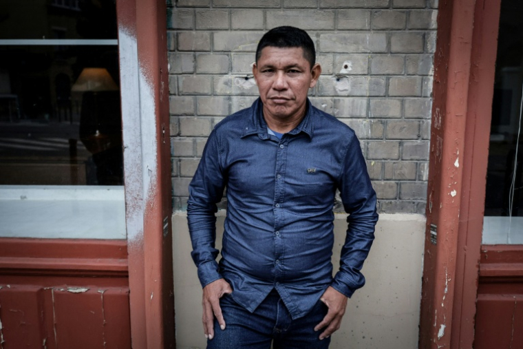 Atxu Marima, ancien membre de la tribu indigène brésilienne Hi-Merima, au siège de l'ONG Survival Inernational, le 25 septembre 2025 à Paris ( AFP / STEPHANE DE SAKUTIN )