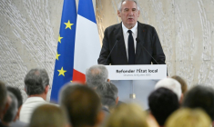 Le Premier ministre François Bayrou présente la réforme de l'administration territoriale de l'État à la préfecture d'Eure-et-Loir, le 8 juillet 2025 à Chartres ( AFP / JEAN-FRANCOIS MONIER )
