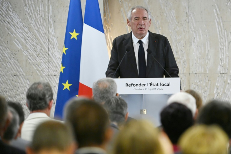 Le Premier ministre François Bayrou présente la réforme de l'administration territoriale de l'État à la préfecture d'Eure-et-Loir, le 8 juillet 2025 à Chartres ( AFP / JEAN-FRANCOIS MONIER )