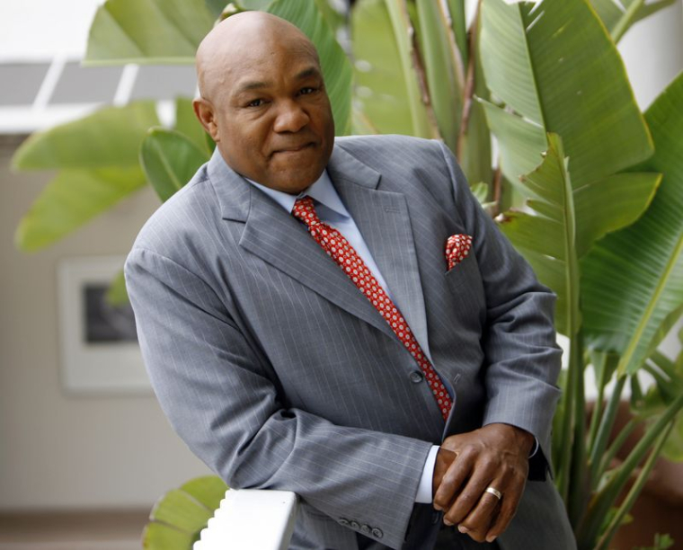 George Foreman pose lors de la tournée de presse estivale de la Television Critics Association 2008 à Beverly Hills