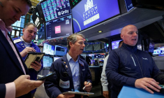 Les traders travaillent sur le parquet de la Bourse de New York