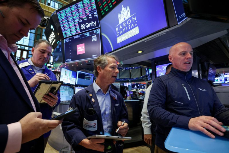 Les traders travaillent sur le parquet de la Bourse de New York