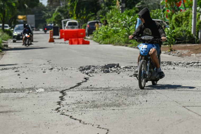 Une route endommagée après un puissant séisme à General Santos, aux Philippines, le 9 juin 2026 ( AFP / Jam STA ROSA )