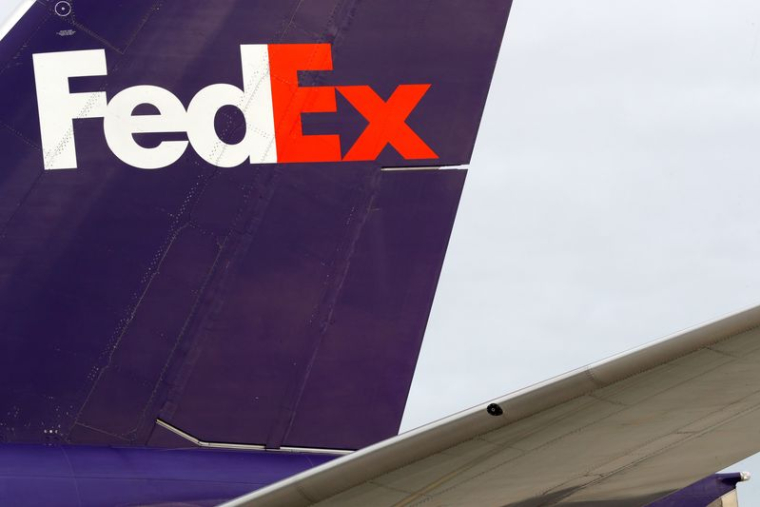 La queue d'un avion FedEx est vue lors de la présentation de la future extension du hub FedEx à Roissy-en-France