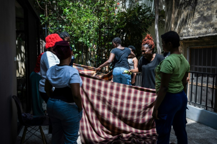 Viany De Marceau, Une Camerounaise fondatrice de l'organisation Reman qui soutient les travailleurs migrants africains, donne des instructions à des bénévoles, le 10 mai 2026 à Beyrouth, au Liban ( AFP / Chantale SALAMEH )
