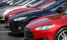 PHOTO DE DOSSIER : Une rangée de berlines Tesla Model S à l'extérieur du siège social de l'entreprise à Palo Alto, en Californie.