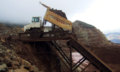 Vue sur un camion de la mine de nickel de Ouaco, en Nouvelle-Calédonie