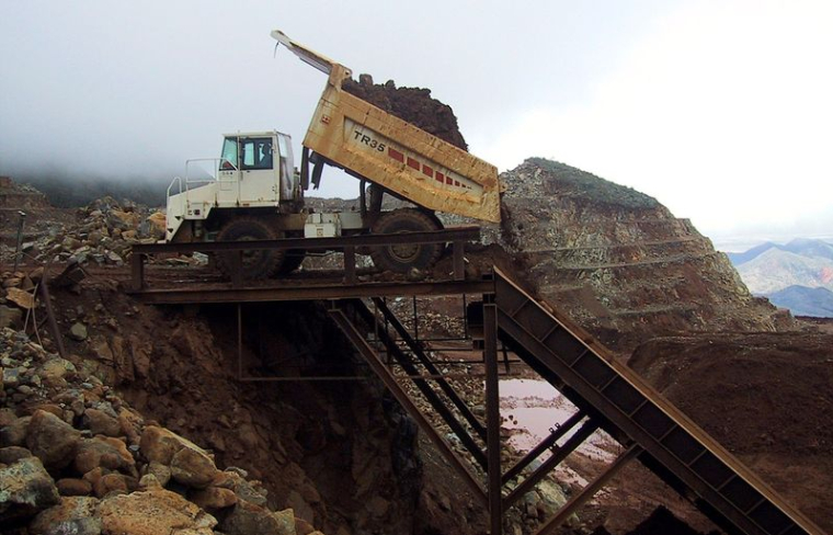 Vue sur un camion de la mine de nickel de Ouaco, en Nouvelle-Calédonie