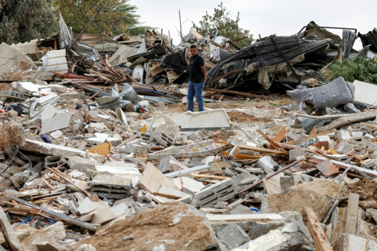 Un habitant au milieu des décombres des maisons de la communauté bédouine d'Abu Wadi, près de Rahat en Israël le 12 octobre 2026 ( AFP / Ahmad GHARABLI )