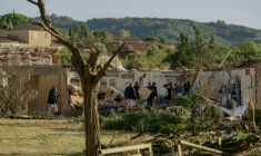 Cette photo prise le 24 août 2026 montre les toits endommagés de plusieurs bâtiments après le passage d'une tornade à Pomas, dans le sud-ouest de la France.  ( AFP / Idriss Bigou-Gilles )