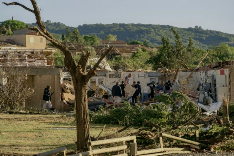 Cette photographie, prise le 24 août 2026, montre des toitures endommagées sur des bâtiments après le passage d'une tornade à Pomas, dans le sud-ouest de la France ( AFP / Idriss Bigou-Gilles )