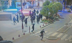 Capture d'écran des images de vidéosurveillance de la mairie de Fresnes, diffusée par le maire le 28 mars 2026, montrant des intrus cagoulés devant la mairie de Fresnes dans la nuit du 28 mars 2026 ( CCTV / FRESNES CITY HALL / - )