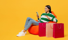 Les soldes en ligne regorgent de bonnes affaires, surtout si l’on vérifie bien le prix de certains détails, comme les frais de livraison ou de retour. ( crédit photo : Shutterstock )