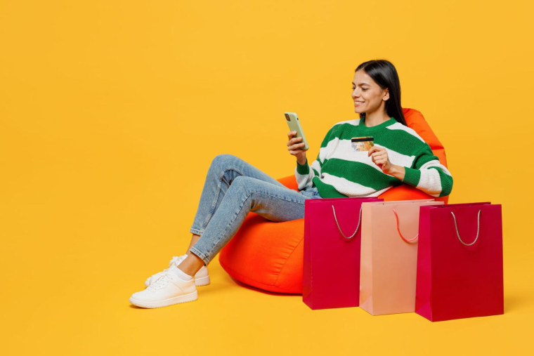 Les soldes en ligne regorgent de bonnes affaires, surtout si l’on vérifie bien le prix de certains détails, comme les frais de livraison ou de retour. ( crédit photo : Shutterstock )