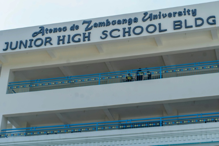 Des policiers à l'université privée Ateneo après une fusillade, le 18 août 2026 à Zamboanga, aux Philippines ( AFP / Gabriel Vince PALLALOS )