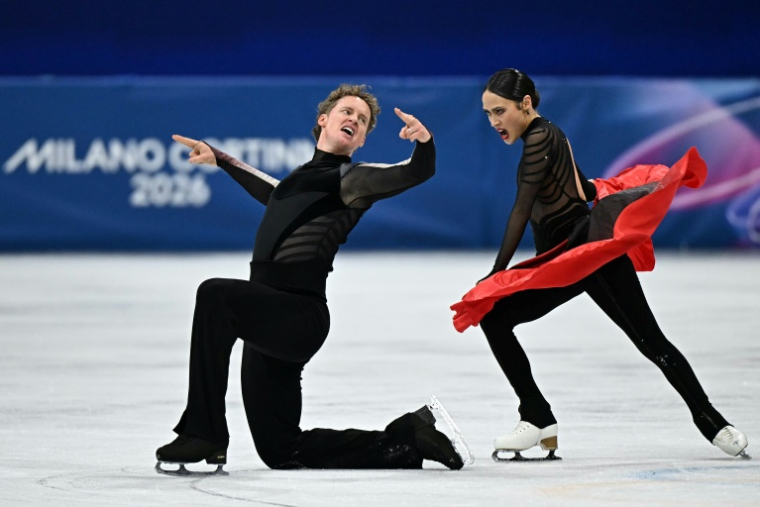 Les patineurs américains Evan Bates et Madison Chock, le 11 février 2026 aux JO de Milan Cortina ( AFP / Gabriel BOUYS )