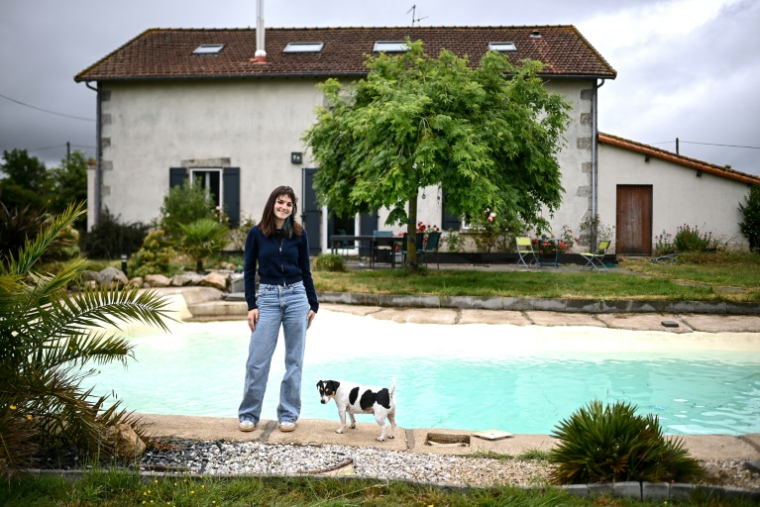 La lycéenne Clémentine Avogadro devant chez elle à Saint-Aubin-le-Cloud, le 4 juin 2025 dans les Deux-Sèvres ( AFP / Christophe ARCHAMBAULT )
