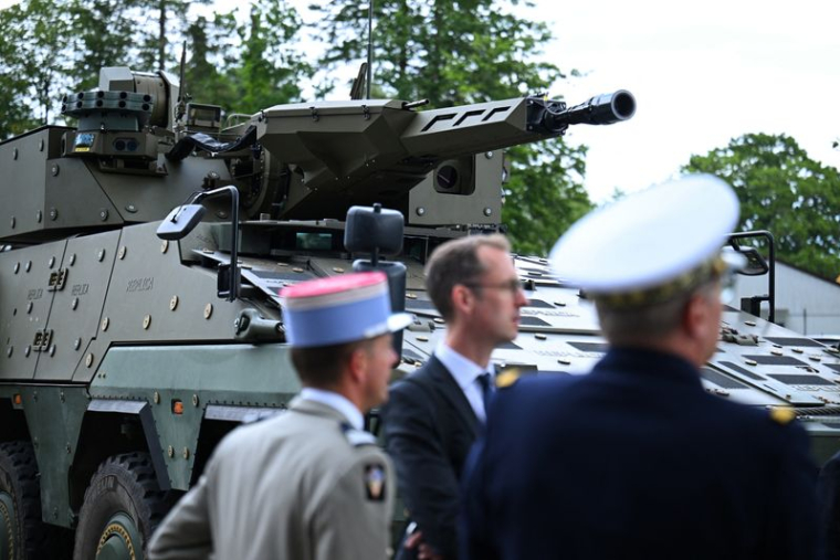 Une réplique d'un véhicule militaire est exposée dans une usine du fabricant Rheinmetall