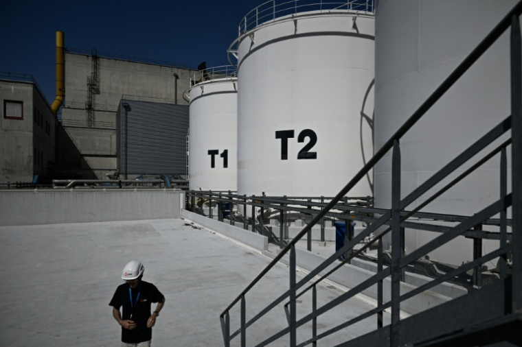 Les cuves de stockage d'eau de la centrale nucléaire de Civaux, dans la Vienne, le 24 juin 2026 ( AFP / Philippe LOPEZ )